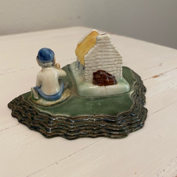 Shamrock Pottery By Wade Of Armagh Leprechaun Cottage Figurine Made in Ireland - Picture 10 of 10